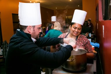 Johannesburg, Güney Afrika - 31 Ağustos 2014: Ekip oluşturma kursunda çeşitli kişiler