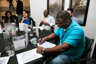 Johannesburg, Güney Afrika - 19 Kasım 2014: Bir ağ ve liderlik atölyesine katılan çeşitli öğrenciler