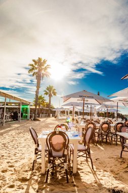Cape Town, Güney Afrika - 12 Mayıs 2022: Grand Africa Cafe and Beachfront bar and restaurant