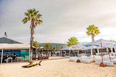 Cape Town, Güney Afrika - 12 Mayıs 2022: Grand Africa Cafe and Beachfront bar and restaurant