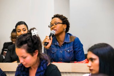 Johannesburg, Güney Afrika - 20 Kasım 2014: Üniversite Konferans Salonu 'nda konferansa katılan çeşitli öğrenciler