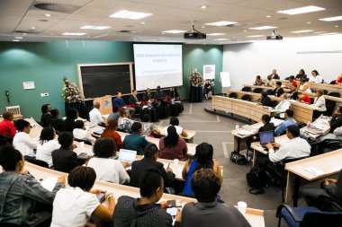 Johannesburg, Güney Afrika - 20 Kasım 2014: Üniversite Konferans Salonu 'nda konferansa katılan çeşitli öğrenciler