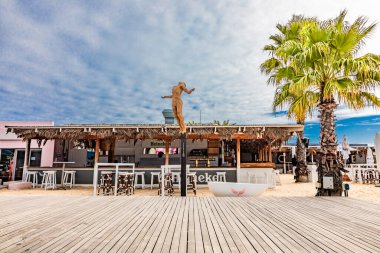 Cape Town, Güney Afrika - 12 Mayıs 2022: Grand Africa Cafe and Beachfront bar and restaurant