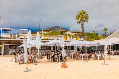 Cape Town, Güney Afrika - 12 Mayıs 2022: Grand Africa Cafe and Beachfront bar and restaurant