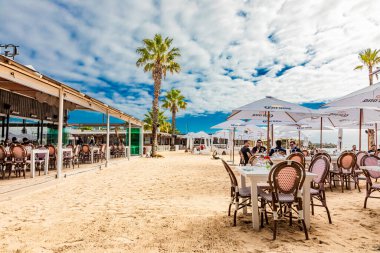 Cape Town, Güney Afrika - 12 Mayıs 2022: Grand Africa Cafe and Beachfront bar and restaurant