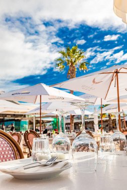 Cape Town, Güney Afrika - 12 Mayıs 2022: Grand Africa Cafe ve Beach Bar restoranında masa kurulumu