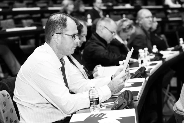 Johannesburg, Güney Afrika - 26 Haziran 2015: Konferans salonunda AGM toplantısına katılan delegeler