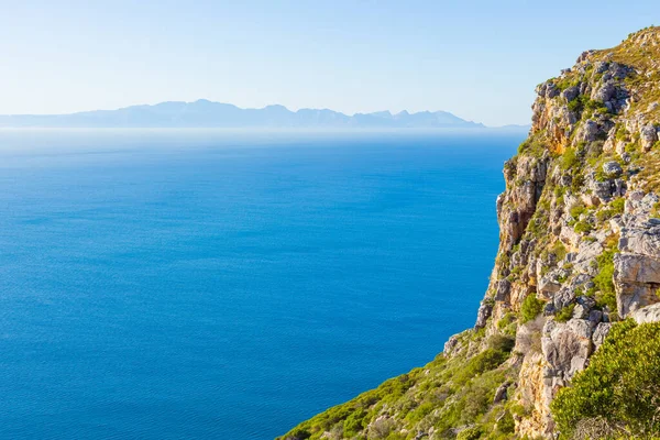 Cape Town, Güney Afrika 'daki Fynbos Flora ile sahil dağ manzarası
