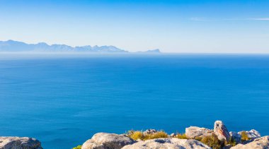 Cape Town, Güney Afrika 'daki Fynbos Flora ile sahil dağ manzarası