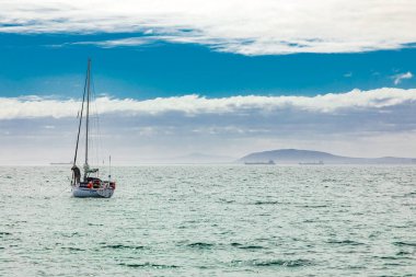 Cape Town, Güney Afrika - 12 Mayıs 2022: Table Bay 'de deniz kenarında boş bir tekne