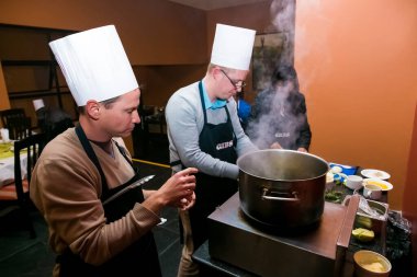 Johannesburg, Güney Afrika - 31 Ağustos 2014: Ekip oluşturma kursunda çeşitli kişiler