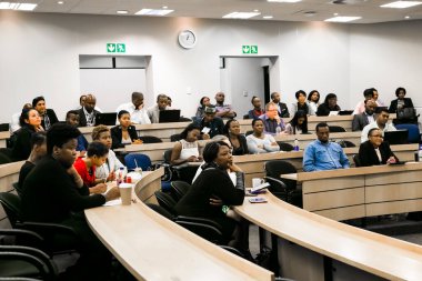 Johannesburg, Güney Afrika - 20 Kasım 2014: Üniversite Konferans Salonu 'nda konferansa katılan çeşitli öğrenciler
