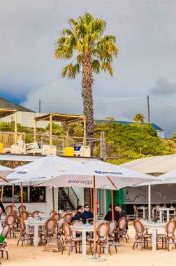 Cape Town, Güney Afrika - 12 Mayıs 2022: Grand Africa Cafe and Beachfront bar and restaurant
