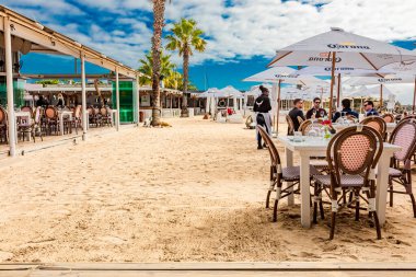 Cape Town, Güney Afrika - 12 Mayıs 2022: Grand Africa Cafe and Beachfront bar and restaurant