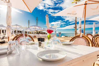 Cape Town, Güney Afrika - 12 Mayıs 2022: Grand Africa Cafe ve Beach Bar restoranında masa kurulumu