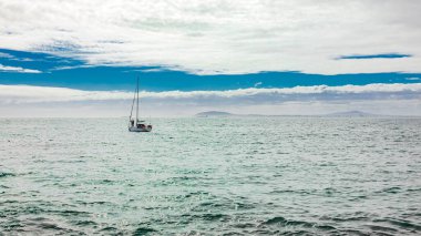 Cape Town, Güney Afrika - 12 Mayıs 2022: Table Bay 'de deniz kenarında boş bir tekne