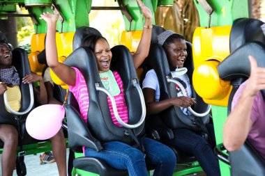 Johannesburg, Güney Afrika - 16 Kasım 2012: Lunaparkta hız trenine binen gençler