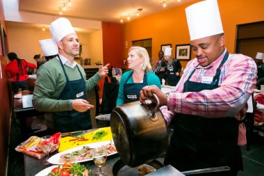 Johannesburg, Güney Afrika - 31 Ağustos 2014: Ekip oluşturma kursunda çeşitli kişiler