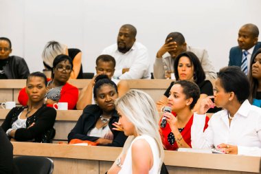 Johannesburg, Güney Afrika - 20 Kasım 2014: Üniversite Konferans Salonu 'nda konferansa katılan çeşitli öğrenciler