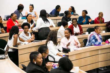 Johannesburg, Güney Afrika - 20 Kasım 2014: Üniversite Konferans Salonu 'nda konferansa katılan çeşitli öğrenciler