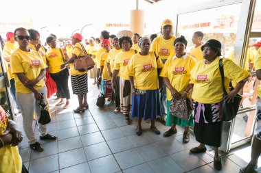 Johannesburg, Güney Afrika - 17 Eylül 2015: Afrikalı cemaat üyeleri belediye toplantısının dışında
