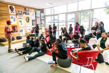 Johannesburg, Güney Afrika - 7 Ekim 2015: Üniversite öğrencileri bir atölyeye katılıyor