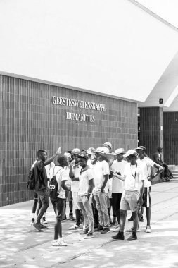 Pretoria, Güney Afrika - 9 Ekim 2015: Afrikalı öğrenciler üniversite kampüsünü geziyorlar