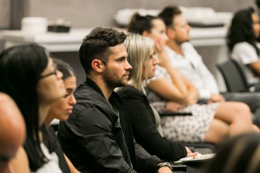 Johannesburg, Güney Afrika - 9 Şubat 2017: Konferans salonunda bir konferansa katılan delegeler