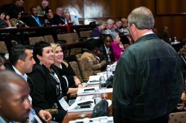 Johannesburg, Güney Afrika - 30 Mayıs 2014: Konferans salonunda AGM toplantısına katılan delegeler