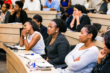 Johannesburg, Güney Afrika - 20 Kasım 2014: Üniversite Konferans Salonu 'nda konferansa katılan çeşitli öğrenciler