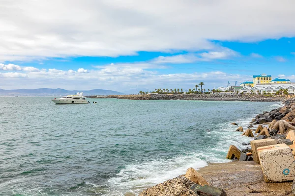 Cape Town, Güney Afrika - 12 Mayıs 2022: Table Bay 'de deniz kenarında boş bir tekne