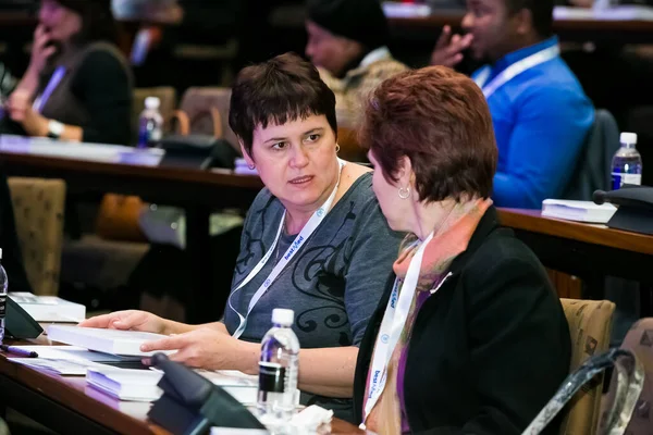 Johannesburg, Güney Afrika - 30 Mayıs 2014: Konferans salonunda AGM toplantısına katılan delegeler