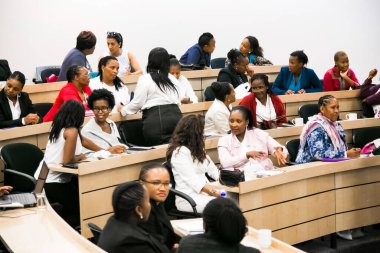Johannesburg, Güney Afrika - 20 Kasım 2014: Üniversite Konferans Salonu 'nda konferansa katılan çeşitli öğrenciler