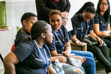 Johannesburg, Güney Afrika - 7 Ekim 2015: Üniversite öğrencileri bir atölyeye katılıyor