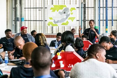 Johannesburg, Güney Afrika - 7 Ekim 2015: Üniversite öğrencileri bir atölyeye katılıyor