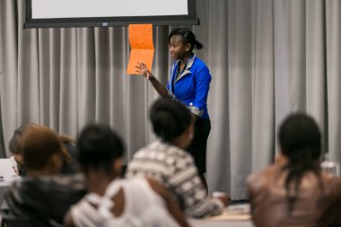 Johannesburg, Güney Afrika - 7 Ekim 2015: Üniversite öğrencileri bir atölyede sunum yapıyorlar