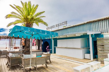 Cape Town, Güney Afrika - 12 Mayıs 2022: Grand Africa Cafe and Beachfront bar and restaurant