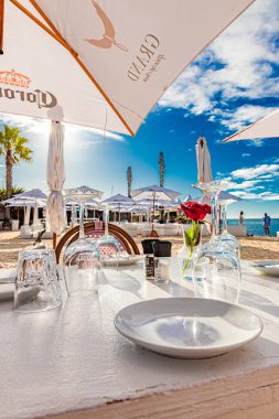 Cape Town, Güney Afrika - 12 Mayıs 2022: Grand Africa Cafe ve Beach Bar restoranında masa kurulumu