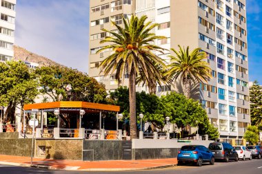 Cape Town, Güney Afrika - 12 Mayıs 2022 Deniz Noktası Sahili Bulvarı 'ndaki Kafe Kafe 