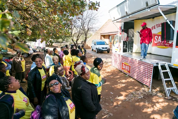 Johannesburg Südafrika Mai 2016 Afrikanische Gemeindemitglieder Vor Dem Rathaus — Stockfoto