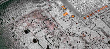 Modem yönlendiricisinin PC devre kartındaki yazdırılmış kabloları kapat