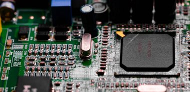 Modem yönlendiricisinin PC devre kartındaki bileşenleri ve mikroçipleri kapat