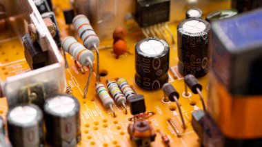 Eski PC devre kartındaki bileşenleri ve mikroçipleri kapat.