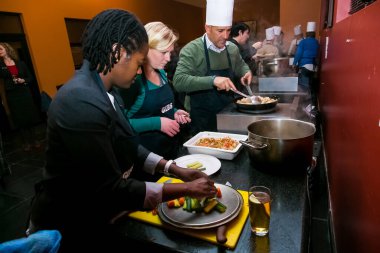 Johannesburg, Güney Afrika - 31 Ağustos 2014: Ekip oluşturma kursunda çeşitli kişiler