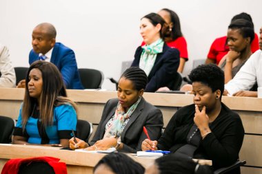 Johannesburg, Güney Afrika - 20 Kasım 2014: Üniversite Konferans Salonu 'nda konferansa katılan çeşitli öğrenciler
