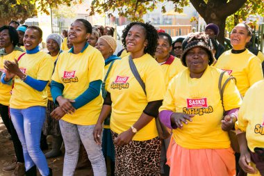 Johannesburg, Güney Afrika - 27 Mayıs 2016: Afrikalı cemaat üyeleri belediye toplantısının dışında