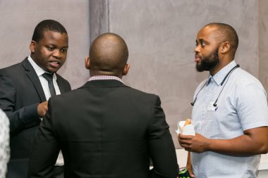 Johannesburg, Güney Afrika - 9 Şubat 2017: Eğitimsel etkinlikte iletişim kuran çeşitli delegeler