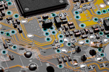 PC devre kartındaki yazdırılmış kabloları ve bileşenleri kapat