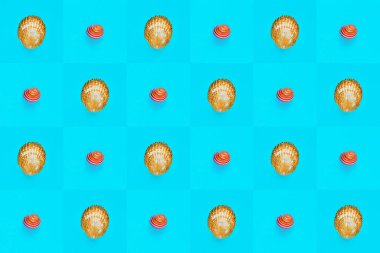 Damalı mavi arkaplan üzerindeki deniz kabuklarının düz duvar kağıdı arkaplan resmi