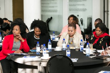 Johannesburg, Güney Afrika - 12 Ağustos 2014: Bir konferansa katılan Afrikalı bayanlar